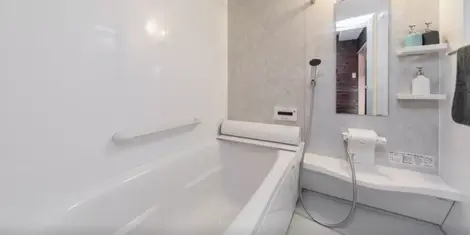 Baño el estilo japonés. Uno se ducha al antes de entrar a la bañera.