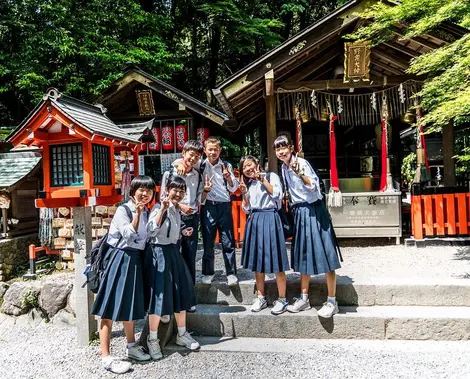 Uchi et Soto : au Japon, à tout âge, dans sa propre famille, à l'école, dans un club de sport ou bien en entreprise, on doit connaître sa place