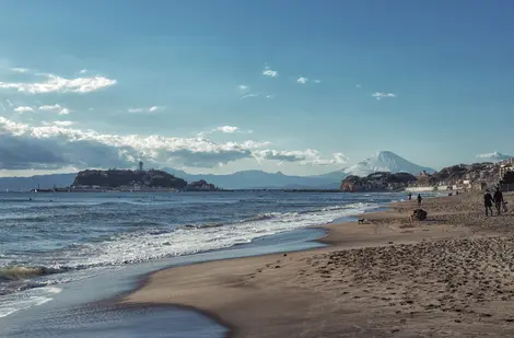 La plage d'Enoshima et le mont Fuji