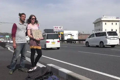 Les deux réalisateurs en herbe ne se déplacent qu'en stop au Japon.