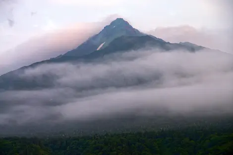 Le Mont Rishiri vu du port d'Oshidomari sur l'île de Rishiri Hokkaido