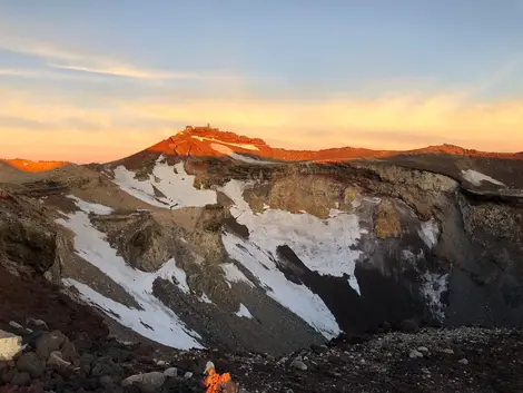 Le soleil découvre une roche rouge et une blanche neige