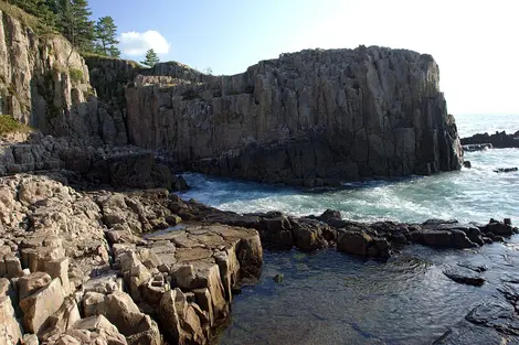 Au pied de la falaise