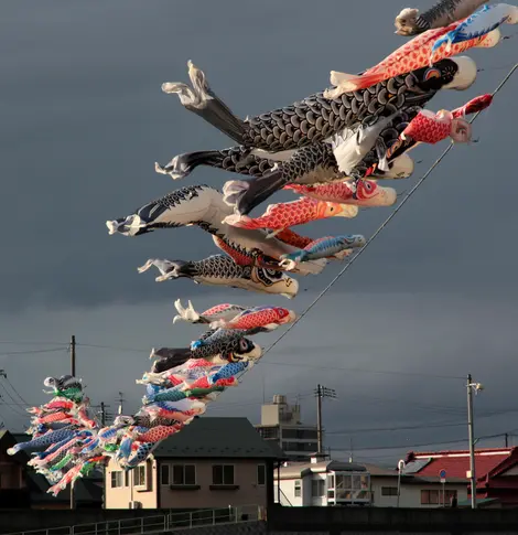 Koinobori nageant dans le ciel