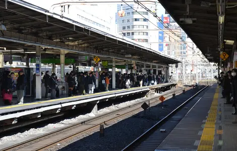 Yamanote Line platform 6 at Ikebukuro Station in Tokyo