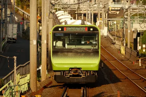 Un train de la ligne Yamanote, JR E235 quittant la gare de Komagome