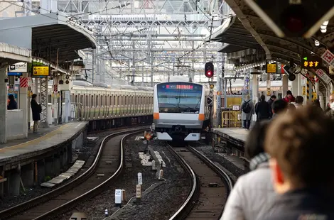 Sur les quais de la gare de Kanda