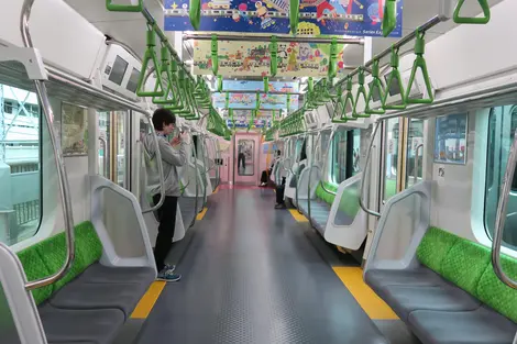 Dans un nouveau train de la Yamanote au départ de Shinagawa