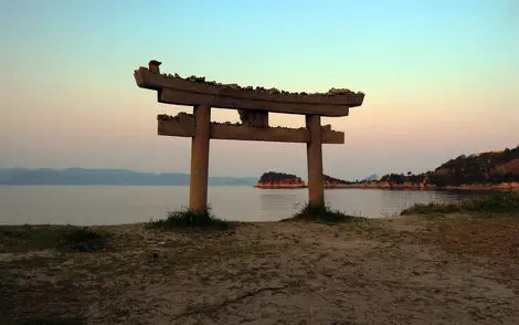 L'aube sur un torî à Naoshima