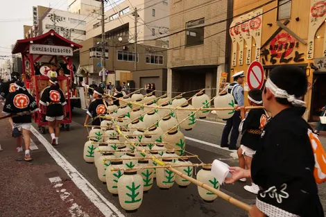 Un groupe en préparation juste avant la grande parade