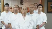 Jiro Ono y sus hijos, sus asistentes.