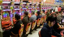 De jour comme de nuit, les allées du Maruhan à Shibuya ne désemplissent que rarement de joueurs.