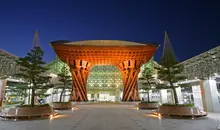 El moderno torii de la estación de Kanazawa