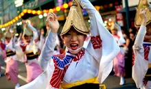 Une danseuse du festival Awa Odori (Tokushima), coiffée du chapeau traditionnel amigasa.