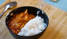 El curry con arroz es uno de los platos más comidos en Japón. Usualmente este lleva trozos de carne y tempura.