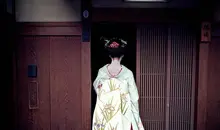 Geisha à l'entrée d'une maison de thé dans le quartier de Gion, à Kyoto