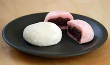 Les daifuku sont traditionnellement garnis de anko mais la couleur du mochi peut varier 