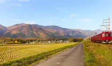 Un train de la compagnie Yoro Railway, près des montagnes Yoro (préfecture de Gifu)