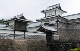 Goditi la natura e la storia nel parco del castello di Kanazawa, nel cuore della città