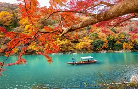 Fluss in Arashiyama im Herbst: berühmte touristische Stätte in Kyoto zu besuchen