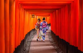 Donne in kimono nel santuario di Fushimi Inari a Kyoto