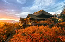 Templo Kiyomizu-dera en Kioto rodeado por el follaje otoñal