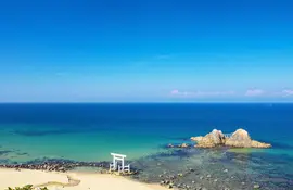 La ciudad costera de Itoshima, con su santuario blanco en la playa, cerca de Fukuoka