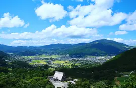 La campiña japonesa y las montañas alrededor de Yufuin en la isla de Kyushu