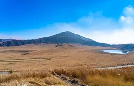 Il monte Aso sull'isola di Kyushu è il più grande dei vulcani del Giappone, ma anche uno dei più attivi.