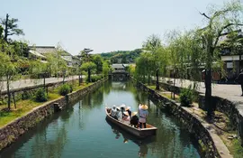 The town of Kurashiki is lined with canals and picturesque streets: a romantic city worth a visit!