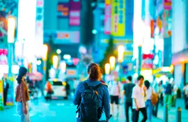 Mujer sola en Shinjuku, Tokio