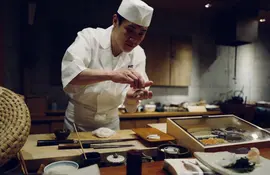 Maître sushi dans un restaurant de Tokyo