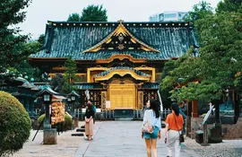 Ueno Park in Tokio, neben dem Lotusteich