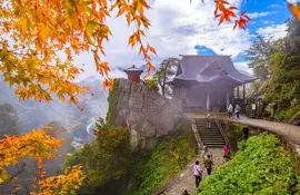 Yamadera-Gebirgstempel in Yamagata, Japan, während des Herbstes