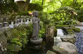 The Hasedera temple, in Kamakura: flower garden, sea view or even an eleven-headed statue!