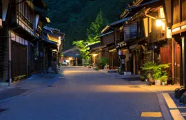 Petit village des Alpes Japonaises au crépuscule, le long de l'ancienne route du Nakasendo