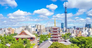 Tempio Senso-ji con il Tokyo Sky Tree alle spalle, una tappa obbligata nei tuoi primi giorni per visitare Tokyo