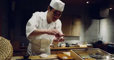 Maître sushi dans un restaurant de Tokyo