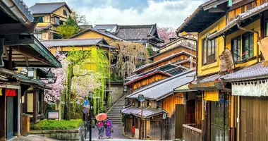 Calles antiguas en Gion, distrito tradicional de Kioto: una visita obligada al visitar Kioto