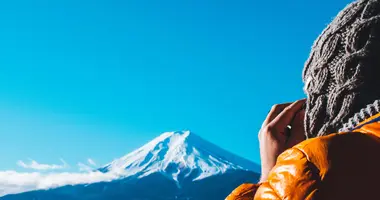 Un voyageur photographie le Mont Fuji