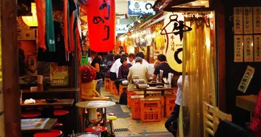 Ebisu Yokocho, una piccola viuzza piena di piccoli ristoranti e terrazze.