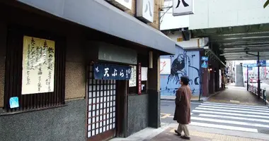 El Tempura Tenkamehachi es discreto y clásico. Encaja perfectamente en el urbanismo de Sumida.