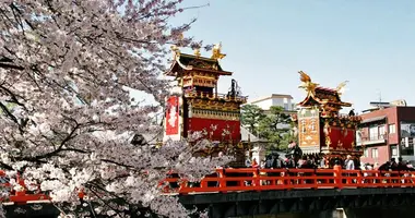 Défilé de chars sous les cerisiers de Takayama