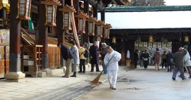 Preparación para el mercado en el santuario Kitano Tenmangu.