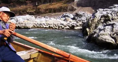 Tres hombre conduce cada barca usando únicamente la fuerza de sus brazos.