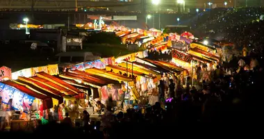 En las orillas del río Yodogawa, las multitudes luchan por obtener los mejores puestos para ver los fuegos artificiales. 