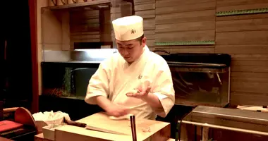 Il sushiyasan (sushi chef) del ristorante Gou a Fukuoka.