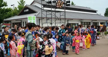 Bambini, adulti, adolescenti, il 70% dei visitatori di Himeji Yukata Matsuri indossare un yukata.