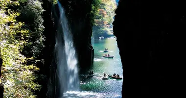 El paseo en barca por el río Gokase llega hasta la cascada Manai.