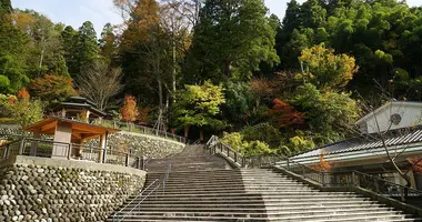 El onsen de Yuwaku internado en la naturaleza.